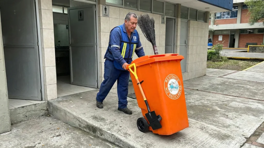 Bote de basura con ruedas