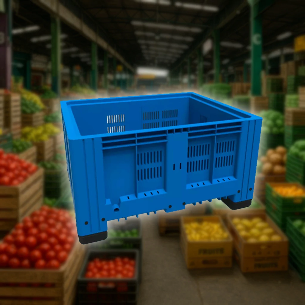 Contenedores de plástico utilizados en centrales de abasto para almacenar y transportar frutas y verduras frescas.
