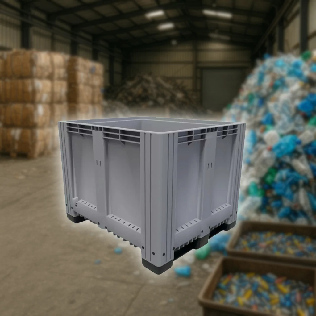  Contenedores de plástico rígidos usados en centros de reciclaje para recolectar materiales como plástico, cartón o residuos industriales.