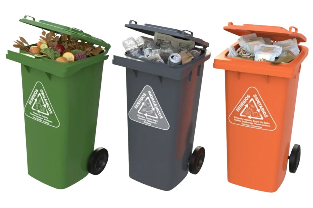 Contenedores verdes, grises y naranjas para la separación de residuos orgánicos, inorgánicos y sanitarios en México.