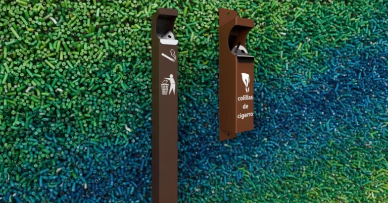 ¿De qué están hechas las colillas de cigarro? ¿Cuántos litros de agua contamina una colilla? ¿Se pueden reciclar las colillas de cigarro? Tiempo de degradación de las colillas de cigarro. Sustancias tóxicas en colillas. Colillas de cigarro microplásticos. Cómo disponer correctamente las colillas. Prohibición de filtros de cigarro. Ceniceros para tirar colillas de cigarros