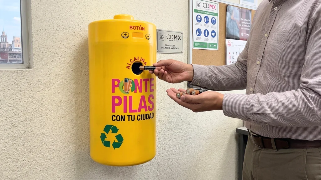 Contenedor RECIBATERY para el reciclaje de pilas usadas a favor de la campaña Ponte Pilas con tu ciudad