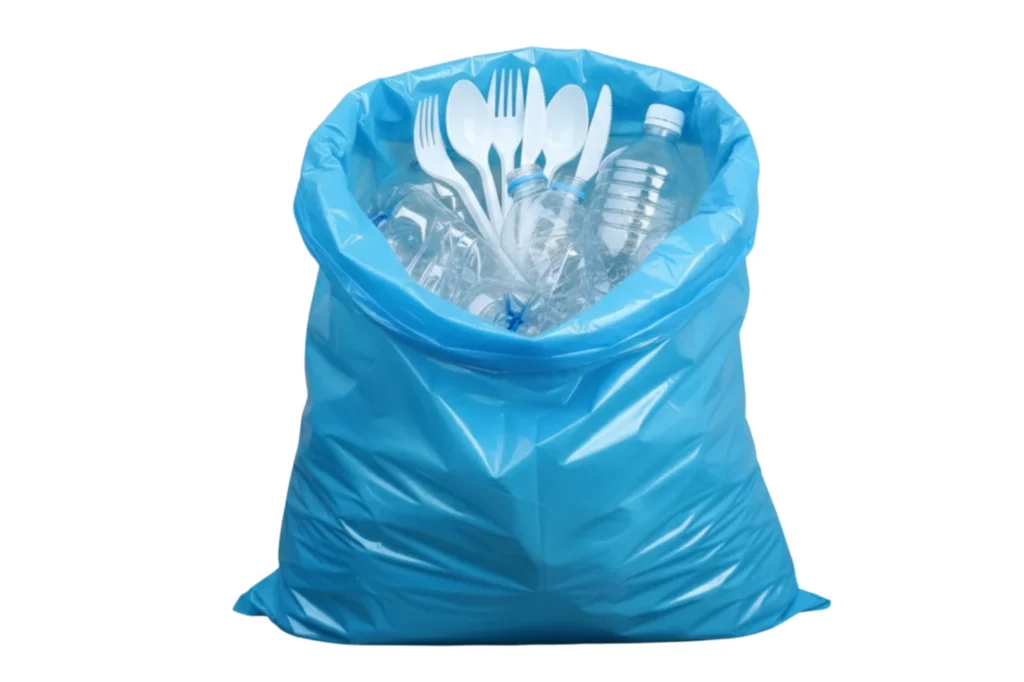 Bolsa azul con residuos plásticos regulados por la NACDMX-010-AMBT-2019 en CDMX