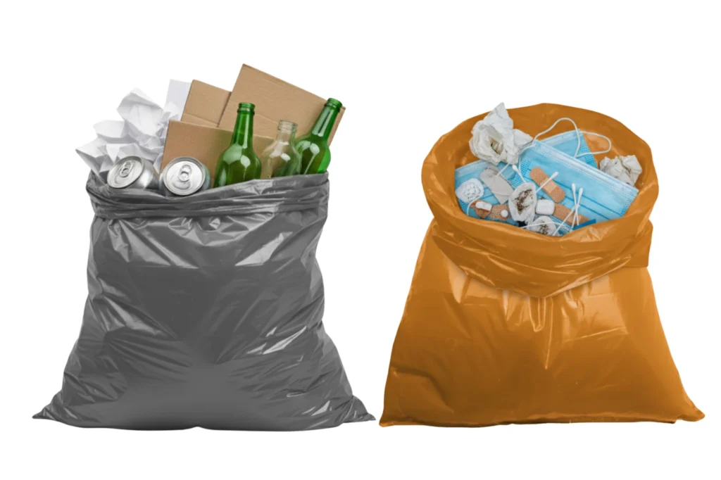 Bolsas gris y naranja clasificadas según la NACDMX-010-AMBT-2019 para el manejo adecuado de residuos en CDMX.